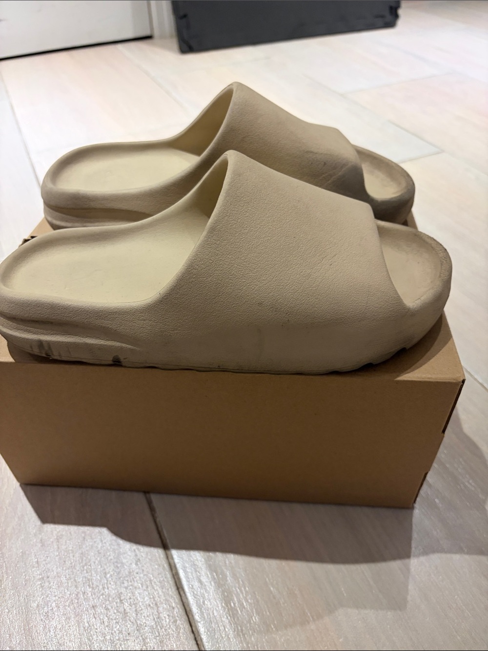 Yeezy Slide in Light Tan / Cream - Picture 3 of 5